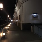 骨付鳥 一鶴 - この先に入口　左側前方に讃岐富士