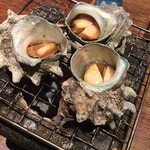 日本酒と藁焼きと炭火焼 がぶり - お通し  サザエの壷焼き