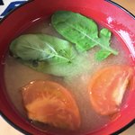 カフェ コーラル - プレートに付いてる味噌汁、、なんとトマト入り！