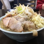 ラーメン二郎 新潟店 - 盛りはデフォルトでも素晴らしい。
                                
                                チョロンとはみでたアブラがお茶目。
                                
                                
                                
                                