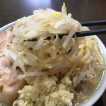 ラーメン二郎 新潟店 - 先ずはデフォルトで食べよう。
                                
                                ヤサイはほんのり味があって美味い。
                                
                                カラメボトルちょっとかけてさらに美味い。
                                
                                