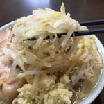 ラーメン二郎 - 先ずはデフォルトで食べよう。
      
      ヤサイはほんのり味があって美味い。
      
      カラメボトルちょっとかけてさらに美味い。
      
      