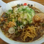 味の大王 - 醤油ラーメンねぎトッピング麺をひっぱりだし