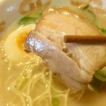 らあめん 彩龍 - ラーメン チャーシューリフト〜