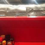 末廣ラーメン本舗 - カウンター席越しの厨房