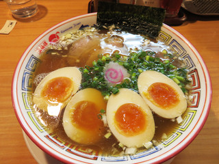 気仙沼 かもめ食堂 - お店オススメの『かもめラーメン 味玉のせ 醤油味』850円＋味玉。