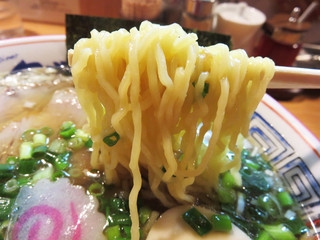 気仙沼 かもめ食堂 - 麺は縮れてます。