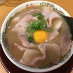 純豚骨ラーメン鶯 - 肉月見ラーメン
