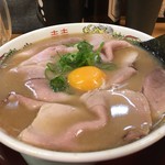 純豚骨ラーメン鶯 - 肉月見ラーメン