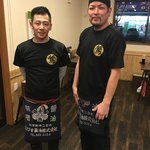 純豚骨ラーメン鶯 - 月足大将（左）、藤本さん（右）