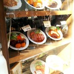 入口左手にショーケース