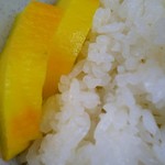 洋食の朝日 - 卓上にはたくあんが完備