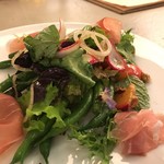 LACAVEｄ'accord - 玉ねぎ・スモモ・インゲンのサラダ、フランス生ハム添え