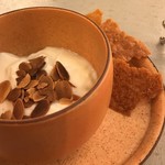 LACAVEｄ'accord - アーモンド風味のブラマンジェ　蜂蜜のチュイル添え