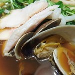 Mugitooribu - 蛤、鶏チャーシュー、のり、三つ葉、長芋、かまぼこ