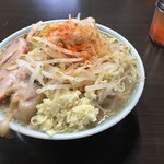 ラーメン二郎 - で、ちょい一味唐辛子。パウダー状でそんなに辛くないヤツかと思ったらかなり辛い。
      
      ヤサイがなお美味い！
      
      
      