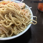 ラーメン二郎 - 重い麺を引きずり出して〜〜〜
      
      