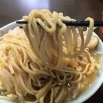 ラーメン二郎 - 麺は期待したほど凶暴では無いが、オーションしっかり味わえる二郎麺。
      
      何より熱い！熱くて美味い！！！
      
      
      