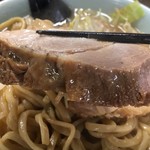 ラーメン二郎 - 凶暴なブタ。
      
      コレはもう肉塊！！！
      
      腕肉は赤みホロで味もしっかり。
      
      コレは美味いブタ。
      
      
      