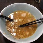 ラーメン二郎 - 11分で完食(汁は控えてます)。
      
      汁の色は唐辛子パウダーで赤く変色してます。
      
      ホントは白い汁です。
      
      