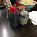 ラーメン二郎 - カラメボトルと唐辛子パウダー、コショウ。
      
      テーブル席あるのでタイミングよければグループでも仲良く食べれます。
      
      基本連席にして貰えるようなので変なドキドキも無し。
      
      
      