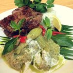 ロムアロイ - 「ゲーン・キョウ・ワーン　ムーヤーン（焼き豚のグリーンカレー添え）」：焼き豚はハーブの特長テンコ盛り