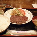 八代井亭 - 平日ランチのステーキ定食1200円