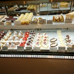 파티스리 엘 - ショーケースの中は品揃え良いです☆