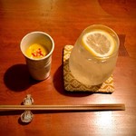 恵比寿 吉乃坐 - お通しの南瓜スープと生レモンサワー