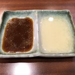 食家 - タレは醤油ベースの本だれとレモンだれです