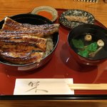 うなぎの美鶴 - 上うな丼には、肝吸い、骨せん、漬物付