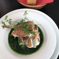 ビストロケンヂ - メインのアンコウのムニエルと春菊のスープ仕立て、バケット