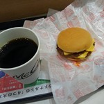 マクドナルド - ダブルチーズバーガー 320円、珈琲(M) 150円（税込）