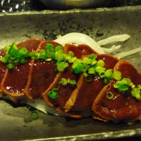 一頭買焼肉 玄 浅草本店 - 周りを湯引きしたレバ刺し、食感は生のレバ刺しと一緒