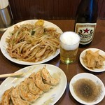 鶏舎 - 肉細切り焼そばと餃子にビール