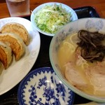 手打ラーメン・中華料理　亜壽多 - セット2、ラーメン3分の2サイズと、ぎょうざのセット、激うま！！