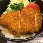 藤屋食堂 - 「ソーストンカツ丼 ジャンボ」配膳された品を目にして、先ずは豚かつの大きさに驚く。豚「ロース」豚かつを使用しているので、1枚のサイズがデカい。