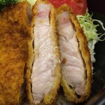 藤屋食堂 - 「ソーストンカツ丼 ジャンボ」豚カツを縦置きにしたところ。豚カツの厚さは 2.5cm、中味の肉自体の厚さが 1.5cmであった。