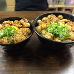 杉本食堂 - 左が大盛りホルモン丼 右は特盛りホルモン丼！