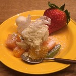 白 - 季節の果物を使ったデザート