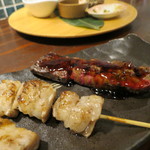 燦醸小町 - 豊西牛のモツ串＠250円、豊西牛のレバー串＠280円(2018年1月)