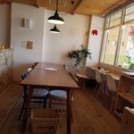 いとカフェ - 店内の窓際の様子