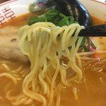 やまいし - ピリ辛ラーメン 麺リフト