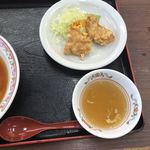 餃子の王将 - セットのスープと唐揚げ