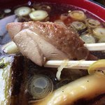 Soba Doko Rokan Asaan - つけ汁には、焼いた鶏肉が4〜5枚沈んでいました。