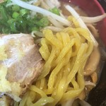 らーめん 味噌ガッツ - 麺アップ