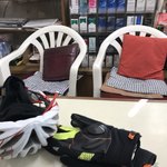 ロッキーバーガー　フレンド　 関宿店 - 入り口付近のテーブル席
                                