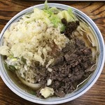 たけ川うどん - 肉月見うどん（左上に天かす、右上にすりだね、全体的に山椒）