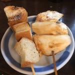 西口やきとん - エリンギ、フランスパン各100円