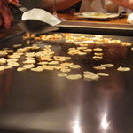 Teppanyaki Tokuyoshi - 鏡のような鉄板で、にんにくも１枚１枚こんがり焼いて。。